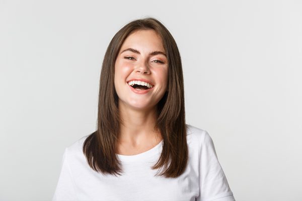 Apiñamiento dental, causas, grados y opciones para alinear los dientes.